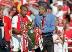 亨利采訪溫格：為法國足球高興，教授的暖心回應(yīng)讓全場(chǎng)沸騰