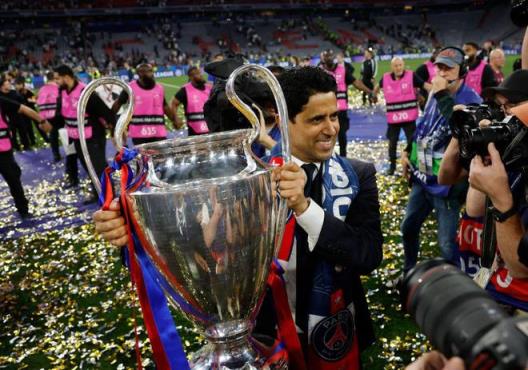 51歲納賽爾高舉獎杯笑開顏，14年投入22億歐用石油稱霸世界