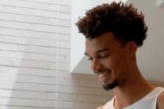 文班亞馬46次蓋帽奪冠，笑容純真捧起蓋帽王獎杯