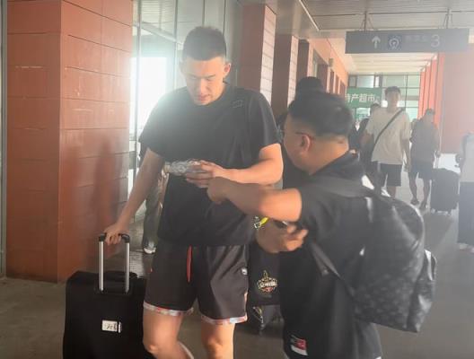 遼籃赴北京熱身賽，楊鳴分批出發(fā)，全體球員亮相，繼偉體型微胖！