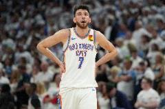 切特：季后賽每場比賽都有新挑戰(zhàn)，團隊調(diào)整能力令人滿意