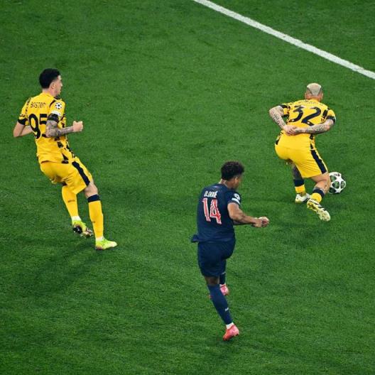 詹?。喊屠柢妶F(tuán)統(tǒng)治力驚人，國米下半場必須孤注一擲