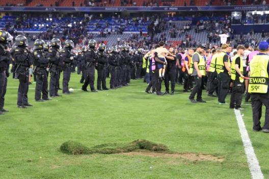 巴黎球迷涉極端行為引歐足聯(lián)調(diào)查