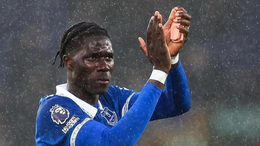 新月有意簽下維拉中場奧納納，埃弗頓獲10%轉(zhuǎn)售分成