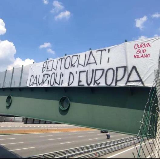 AC米蘭球迷在高速掛橫幅嘲諷國際米蘭：視覺盛宴引熱議