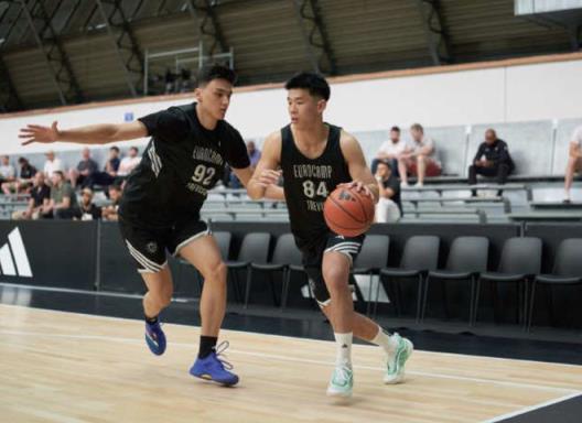 中國三后衛(wèi)22中5丟臉丟掉國外，球迷怒斥只能在CBA玩