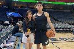 灰熊中國(guó)市場(chǎng)媒體總監(jiān)為小崔鋼琴伴奏：NBA籃球場(chǎng)頂峰相見(jiàn)