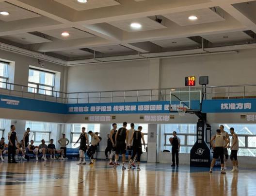 北京遼寧熱身賽首戰(zhàn)平局，韓德君領(lǐng)銜內(nèi)線，方碩聯(lián)手三寧首發(fā)