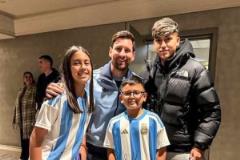 梅西與比達(dá)爾攜子女合影致敬智利客戰(zhàn)