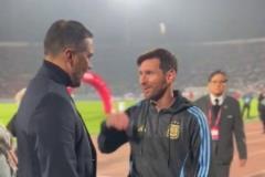 梅西賽前與布拉沃親切交談并擁抱