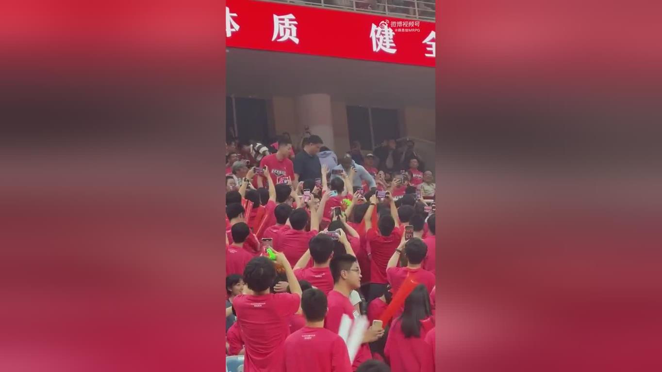 姚明、莫布里、朱俊龍現(xiàn)場觀戰(zhàn)上交VS太理8強(qiáng)戰(zhàn)