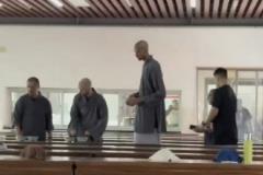 文班亞馬參觀少林寺用齋飯 貌似剃光頭引關(guān)注