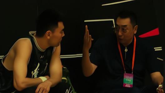 劉董親臨賽區(qū)指導，與玄冥二老暢聊，遼籃強勢奪冠兩連勝