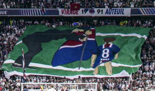 淚目！巴黎球迷用TIFO紀(jì)念恩里克已故女兒，奪冠時刻感動全場