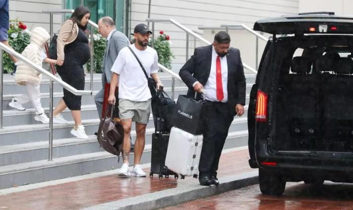 庫(kù)尼亞被拍到出現(xiàn)在曼市酒店，經(jīng)紀(jì)人已與曼聯(lián)高層共進(jìn)晚餐