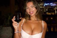 大尺度互動！比斯利與身材爆表女友玩LOVE游戲，最后這一吻引熱議