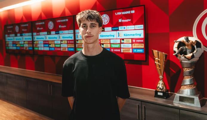 官方：美因茨簽 down 21歲澳大利亞國腳凱西-博斯，簽約4年