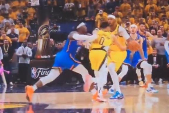 雷霆末節(jié)關(guān)鍵球疑似推人 網(wǎng)友質(zhì)疑其橄欖球習(xí)慣