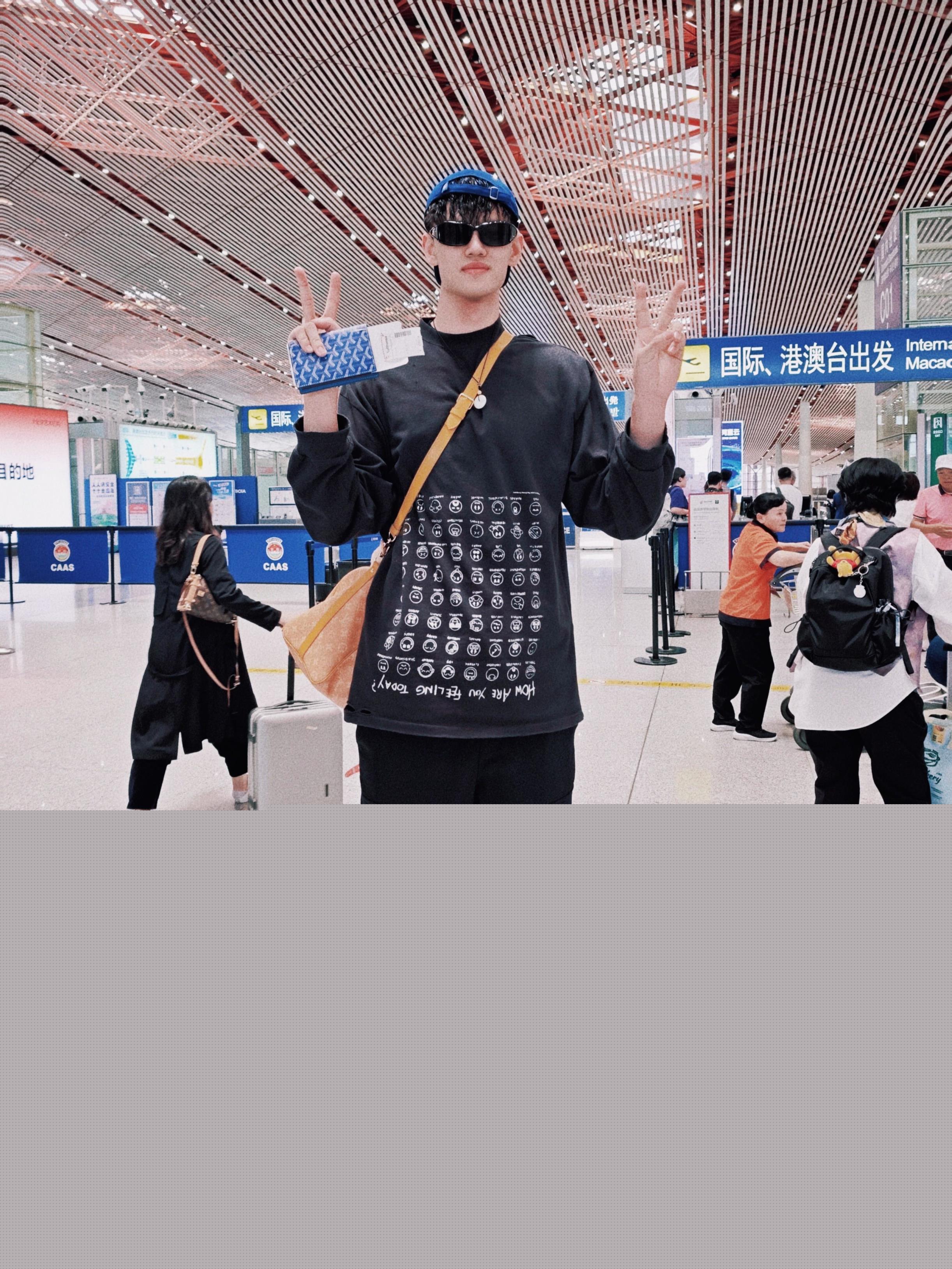 曾凡博赴德繼續(xù)康復訓練，工作室曝光機場帥照