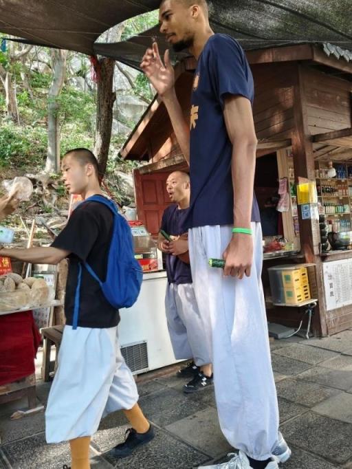 文班亞馬修行結(jié)束計(jì)劃6月18日返隊(duì)，邊吃黃瓜邊爬山畫面曝光