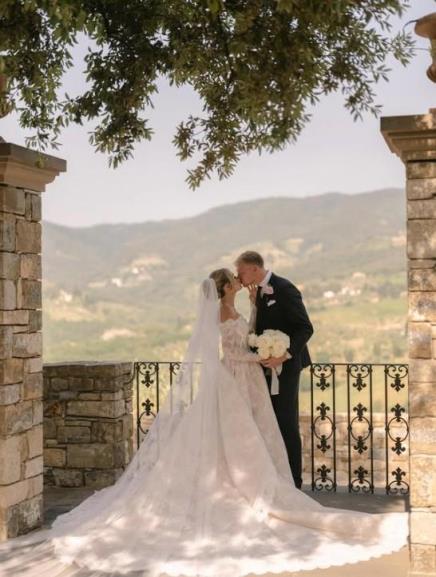 拉姆斯代爾與妻子甜蜜公布新婚紗照