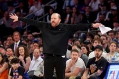 楊毅：尼克斯找在任主帥是故意放消息 就為氣錫伯杜