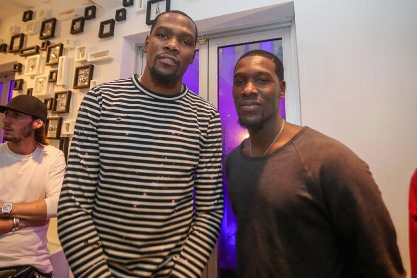 艾維曾遭灰熊、馬刺等隊邀請但未成功，他是杜蘭特好友