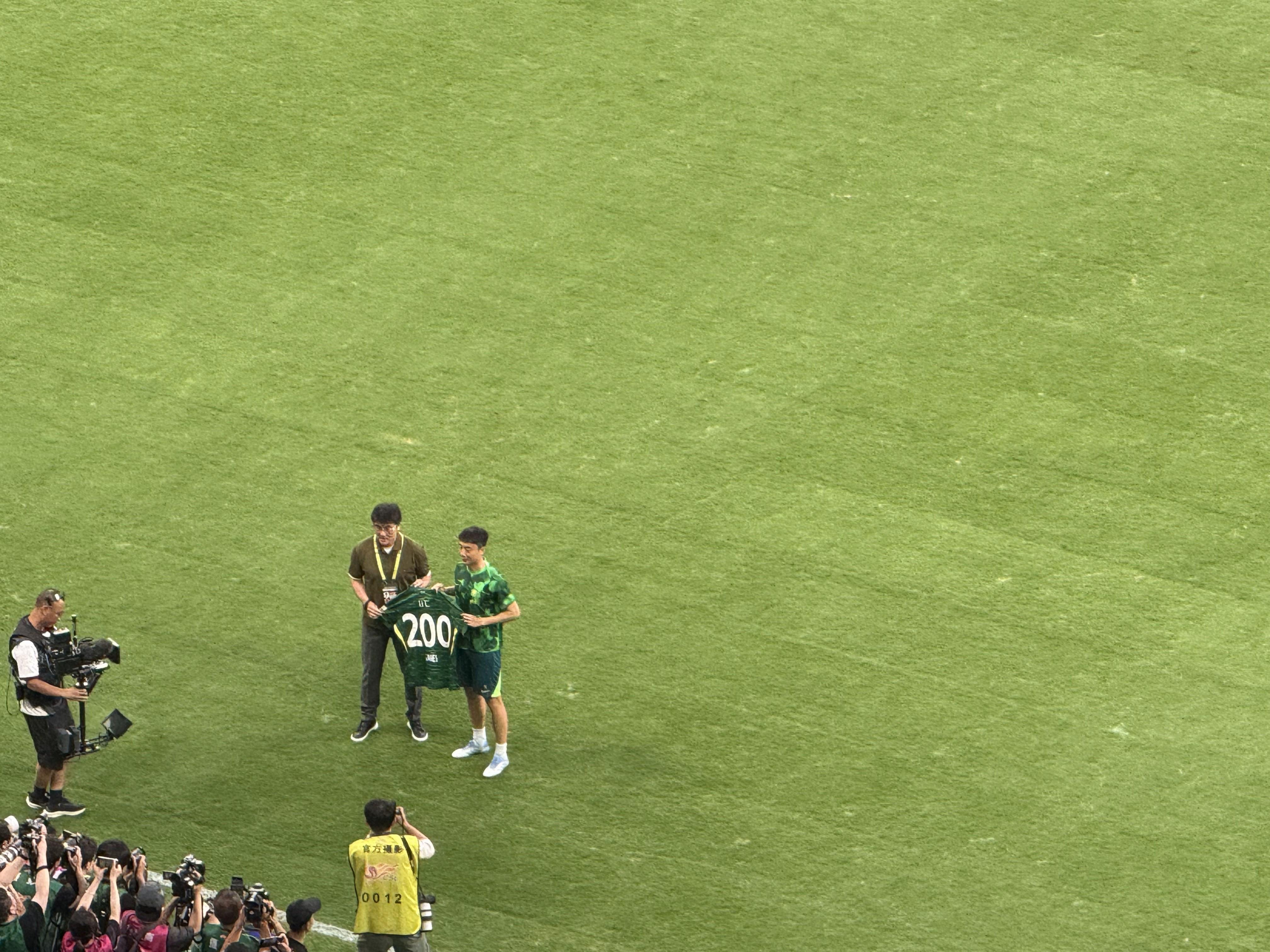李磊完成國安200場出場，賽前獲贈200場紀念球衣