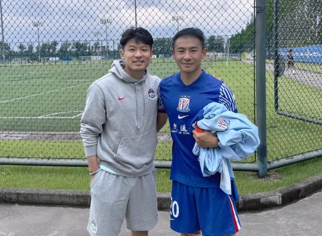 何超曬與于漢超合影致敬20號，曾是恒大隊友再相逢