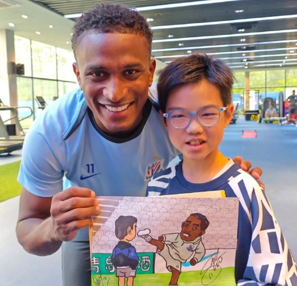 申花舉辦兒童節(jié)繪畫活動，小畫手與心中的英雄“面對面”