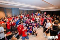 比利亞與范志毅親切互動 簽名合影引球迷熱議