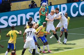 多特蒙德4比3險(xiǎn)勝馬梅洛迪日落，防守問題遭球迷猛烈抨擊