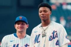 貝利為紐約大都會(huì)隊(duì)開球，展現(xiàn)職棒新星風(fēng)采