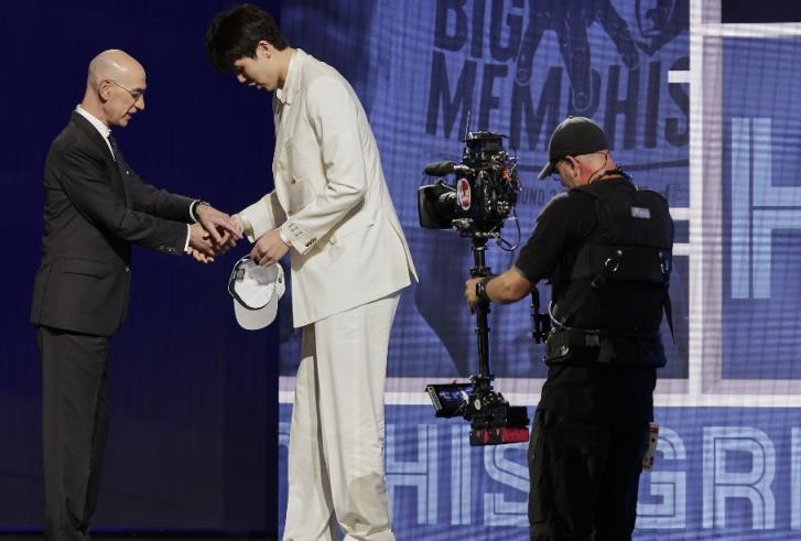 楊瀚森20歲追夢(mèng)大結(jié)局 征程剛啟籃協(xié)發(fā)賀信