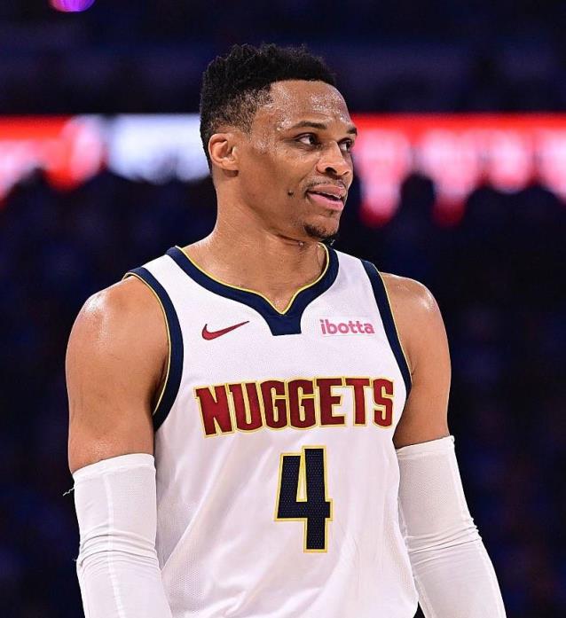 記者：國王隊對自由球員泰魯斯-瓊斯和威斯布魯克表達興趣