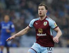 官方：伯恩利與35歲球隊(duì)功勛阿什利-巴恩斯簽訂一年續(xù)約協(xié)議