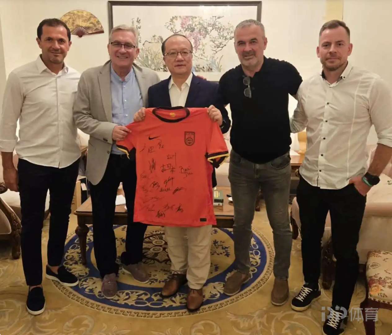 伊萬(wàn)曬與中國(guó)駐克大使合照：感謝晚宴邀請(qǐng)及足球交流