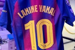定制球衣！球迷獲贈印有亞馬爾名字的巴薩10號球衣