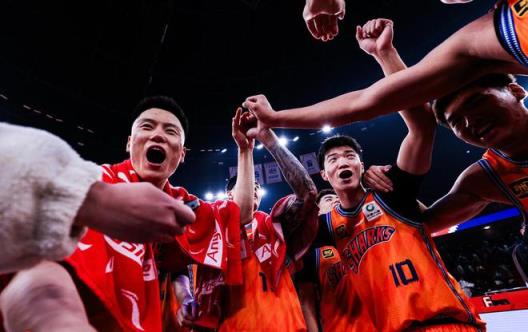 上海后衛(wèi)合同到期選擇退役還是離隊(duì)？