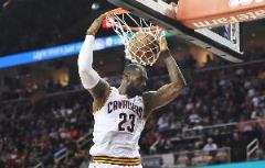 詹姆斯可能迎來湖人生涯最后一季 騎士?jī)H對(duì)買斷加盟感興趣