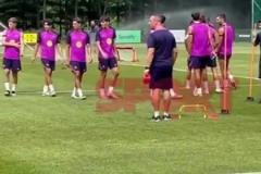 巴薩隊(duì)友們用灑水器為應(yīng)對(duì)首爾高溫降溫