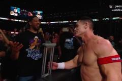 在WWE也能助攻約翰-塞納順走哈利拐杖，痛擊對手拐都打彎