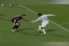 太殘暴了！小曼奇尼地獄式踩單車過人爆射破門！