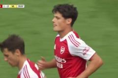 槍手扳回一城！馬丁內(nèi)利角球助攻，諾爾高無人盯防頭球破門！