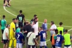 貝蒂斯與科莫友誼賽火爆群毆！你一拳我一拳，上演功夫足球！