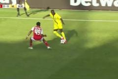 槍手后防失誤！基維奧爾門前沒有解圍，佩佩跟進(jìn)補(bǔ)射破門！