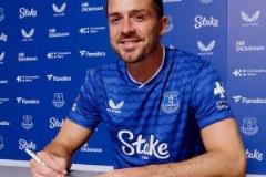 英媒：格拉利什簽約埃弗頓因握筆姿勢(shì)成焦點(diǎn)