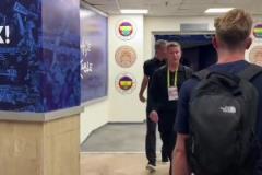 穆里尼奧賽后給一旁的記者拋了媚眼，而范佩西看著有點(diǎn)郁悶