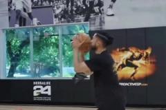 小帥又開始了新的訓(xùn)練 ，雙人包夾后傳球