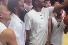 經(jīng)典的外國(guó)人吃火鍋環(huán)節(jié)！杰威真的接地氣啊~